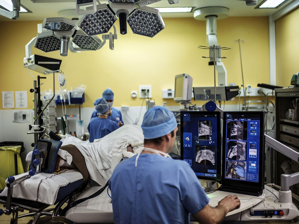 Các bác sĩ hy vọng dùng chùm sóng siêu âm có thể cắt gọn các khối u tiền liệt tuyến, ung thư vú... - Ảnh: AFP