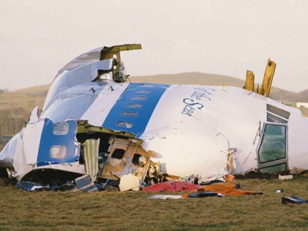 Một mảnh vỡ của máy bay Hãng Pan Am tại Lockerbie năm 1988 - Ảnh: CNN