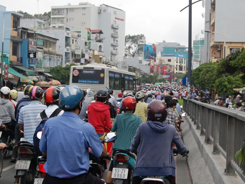 Kẹt xe diễn ra thường xuyên trên cầu Nguyễn Văn Cừ - Ảnh: Hoàng Quyên