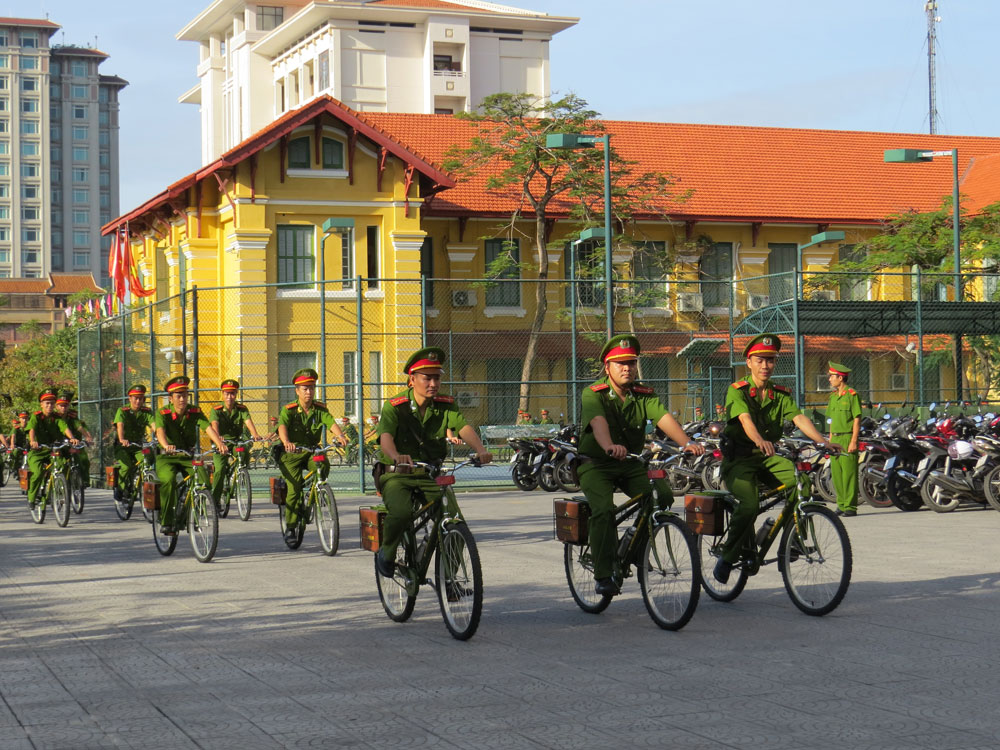 Sau khi nhận xe, các chiến sĩ CSKV tại Thừa Thiên- Huế bắt đầu đạp xe đi về các địa bàn để thực hiện nhiệm vụ công tác của mình - Ảnh: BNL