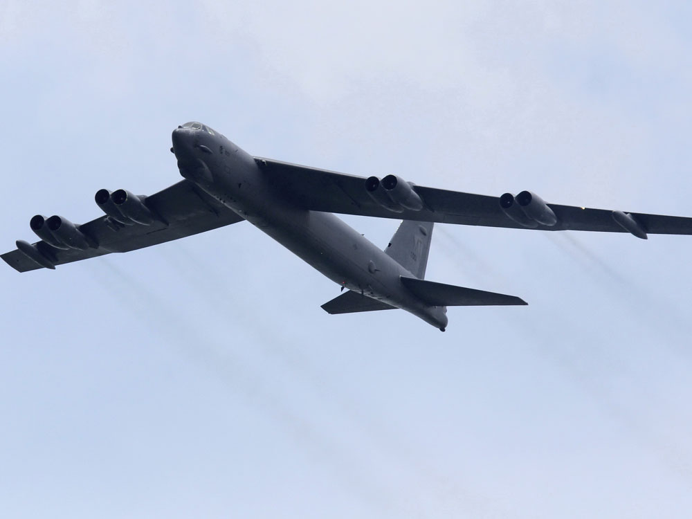 Máy bay B-52 của Mỹ được điều từ đảo Guam bay tuần tra ở Biển Đông - Ảnh: Reuters