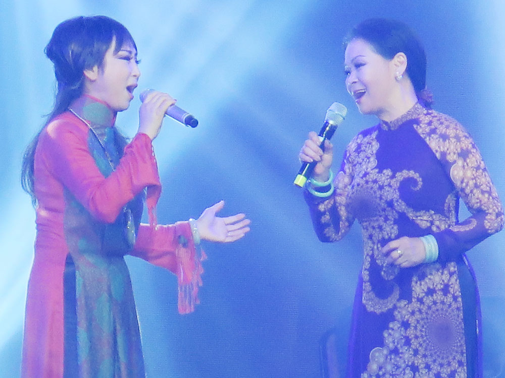Ca sĩ Khánh Ly (phải) và Lê Uyên - Ảnh: Nguyên Vân