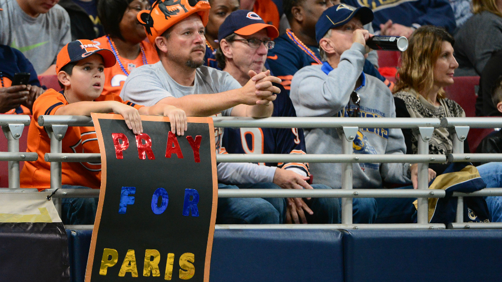Một cổ động viên cầm tấm biển "Cầu nguyện cho Paris" trong một trận đấu bóng bầu dục ở Mỹ, một ngày sau những vụ tấn công đẫm máu tại Pháp - Ảnh: Reuters