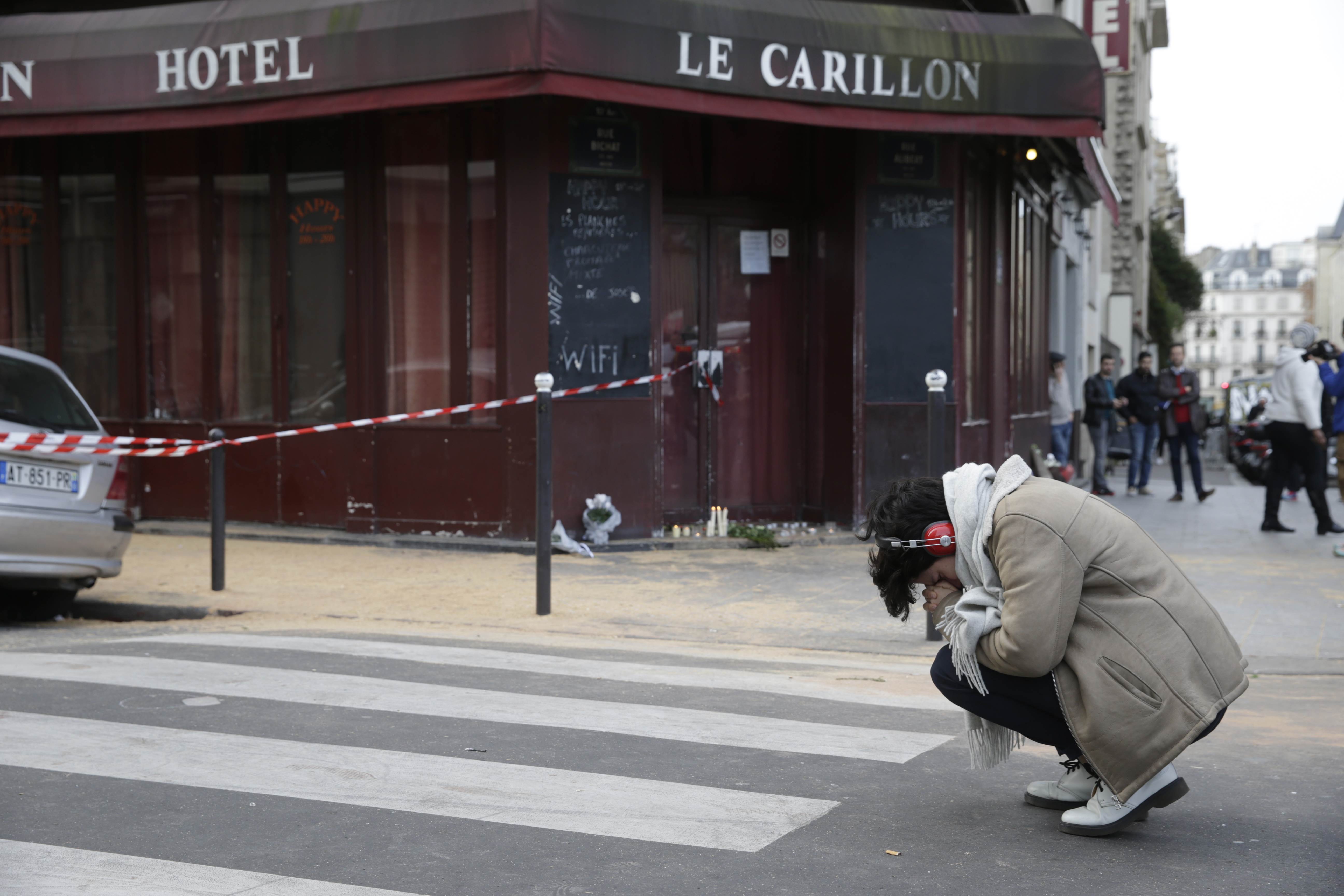 Nỗi đau trước hiện trường thảm sát ở quán Le Carillon - Ảnh: AFP
