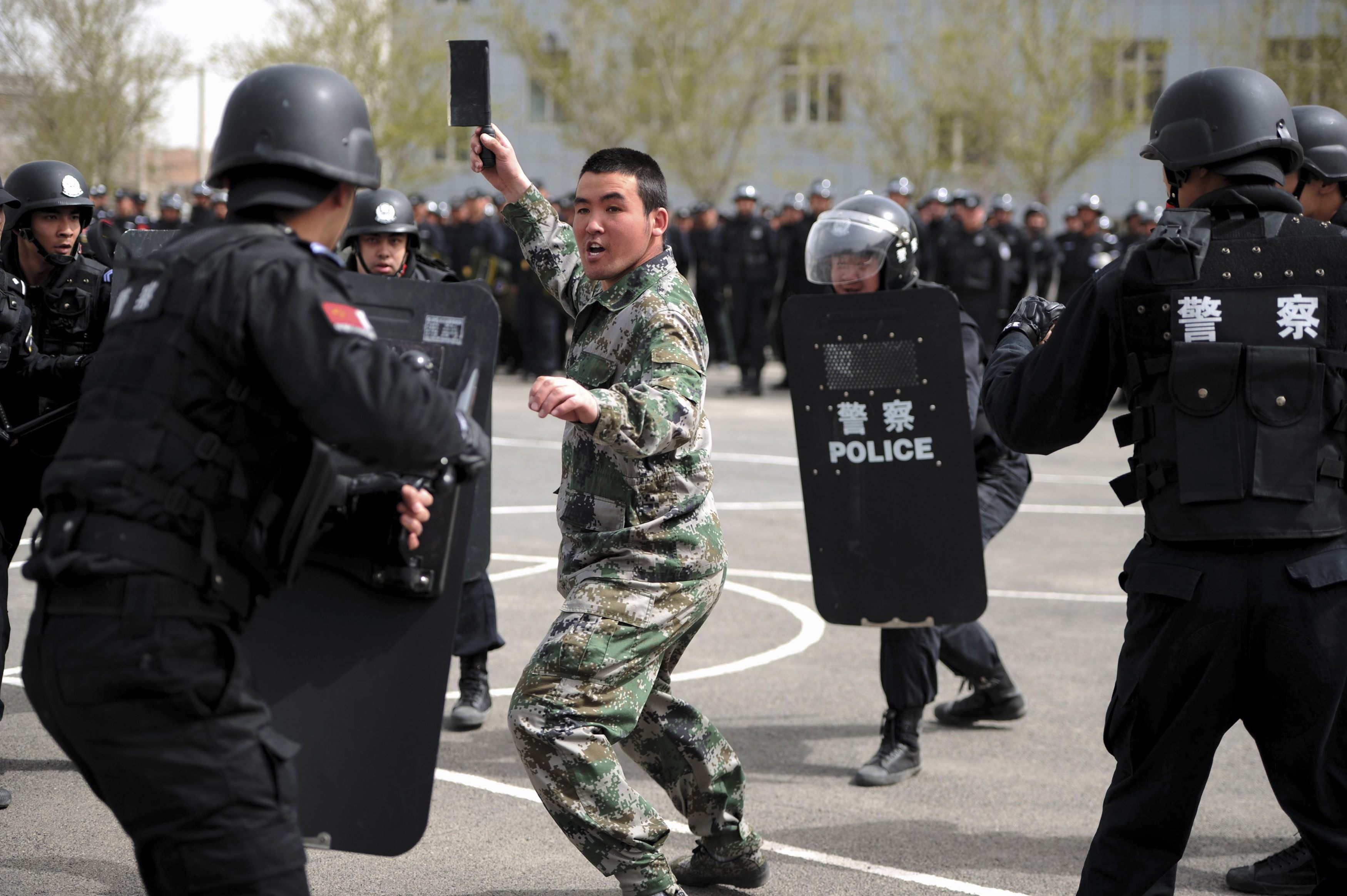 Cảnh sát Trung Quốc diễn tập ở Tân Cương - Ảnh: Reuters