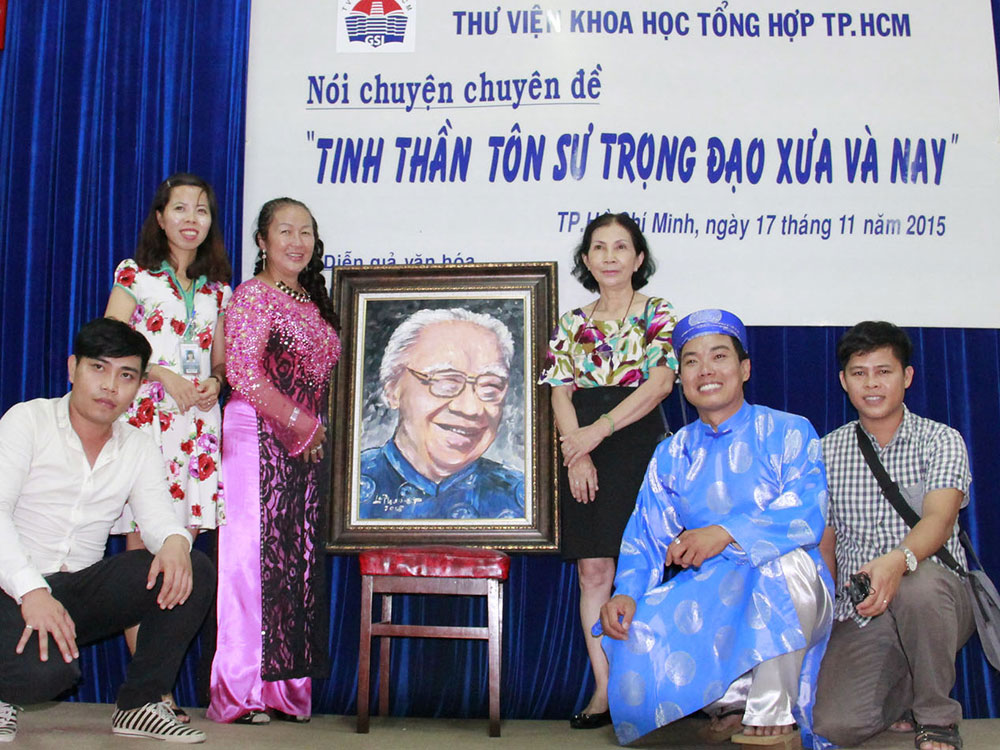 Lễ trao tặng tranh cố GS.TS Trần Văn Khê của hoạ sĩ Lê Phương cho gia đình - Ảnh: Ban tổ chức cung cấp