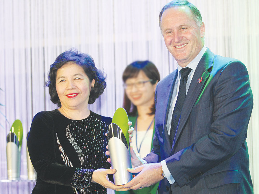 Thủ tướng John Key trao giải thưởng New Zealand ASEAN cho bà Mai Kiều Liên - Tổng giám đốc Vinamilk. Ảnh: Xuân Phú