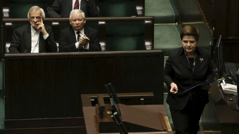Tân Thủ tướng Beata Szydlo (đứng) trong buổi trình bày kế hoạch điều hành chính phủ của bà trước quốc hội Ba Lan - Ảnh: Reuters