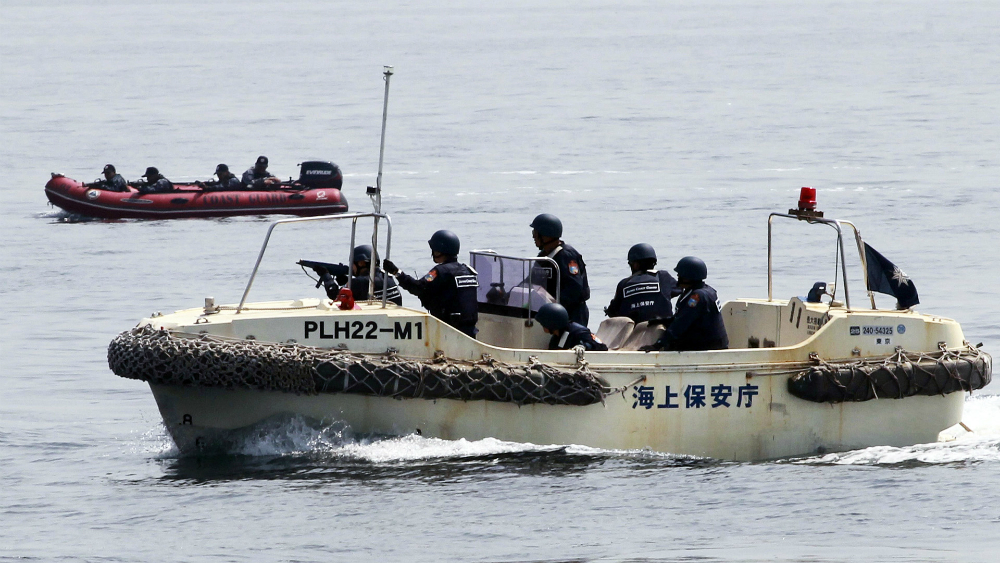 Cảnh sát biển Nhật Bản và Philippines trong một cuộc diễn tập chung - Ảnh minh họa: Reuters