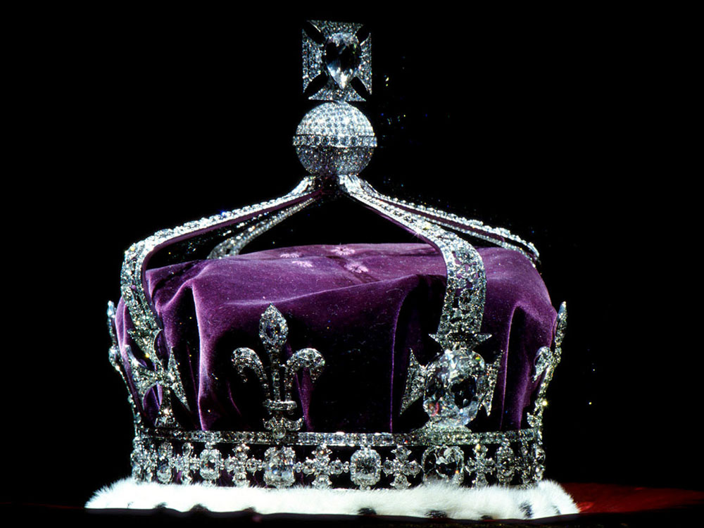 Koh-I-Noor trên chóp mũ của nữ hoàng Anh - Ảnh: Nationalgeographic