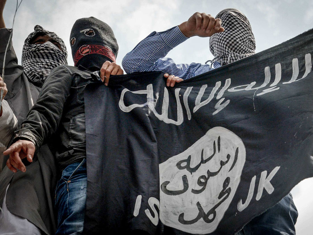 Các tay súng IS và lá cờ đen gieo rắc kinh hoàng cho thế giới vì những hành động tàn bạo của chúng - Ảnh: AFP