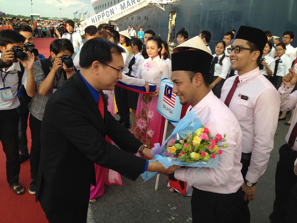 Phó bí thư thường trực Thành đoàn TP.HCM Lâm Đình Thắng tặng hoa cho các đại biểu - Ảnh: Lê Thanh