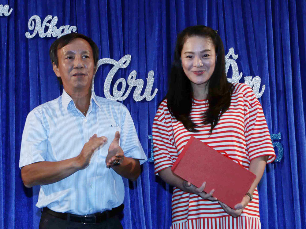 Anh Nguyễn Quang Thông - Tổng biên tập Báo Thanh Niên (trái) trao vật phẩm cho người đấu giá