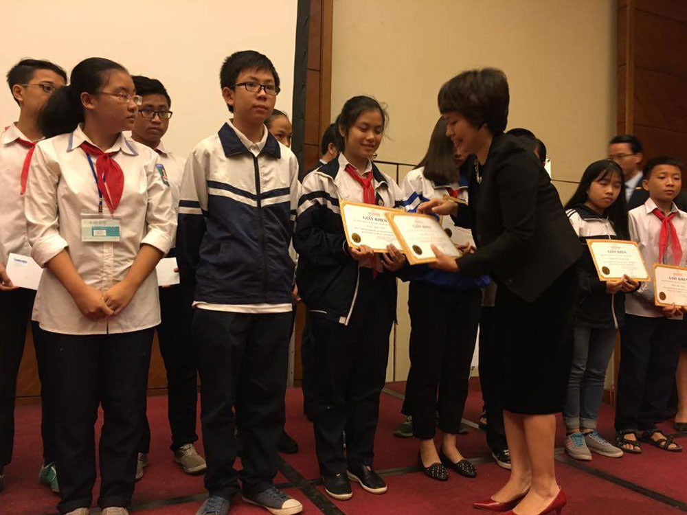 Bà Đặng Thị Phương Thảo, Phó tổng biên tập Báo Thanh Niên trao học bổng cho các học sinh - Ảnh: Quý Hiên