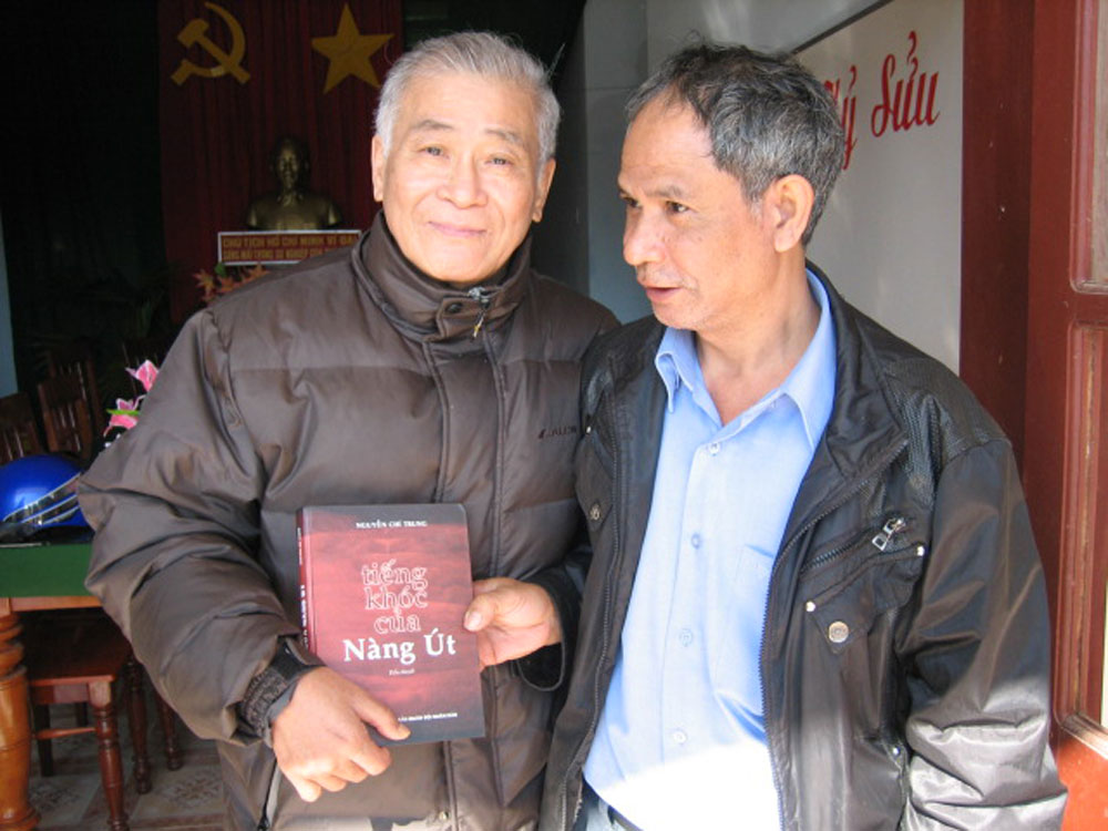 Nhà văn Nguyễn Chí Trung tặng tiểu thuyết 'Tiếng khóc của nàng Út' cho độc giả huyện Tây Trà, Quảng Ngãi - Ảnh: Trần Đăng