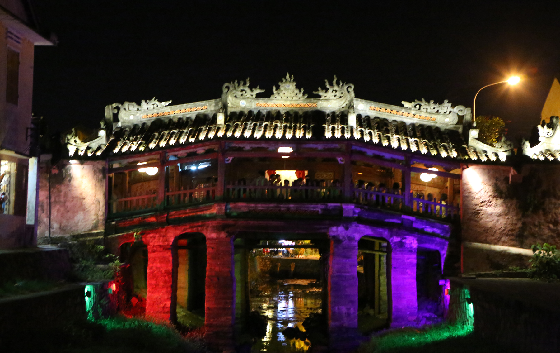 Chùa Cầu, Hội An thắp đèn trong đêm rằm là nét văn hóa thu hút du khách  - Ảnh: Ngữ Thiên