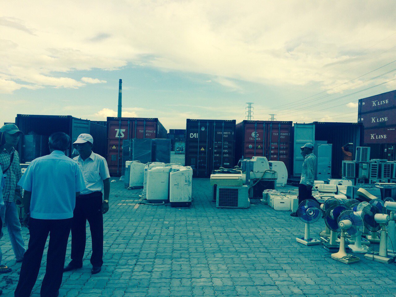 Kiểm tra container có hàng cấm nhập tại cảng Hiệp Phước (TP.HCM) - Ảnh: Đình Mười