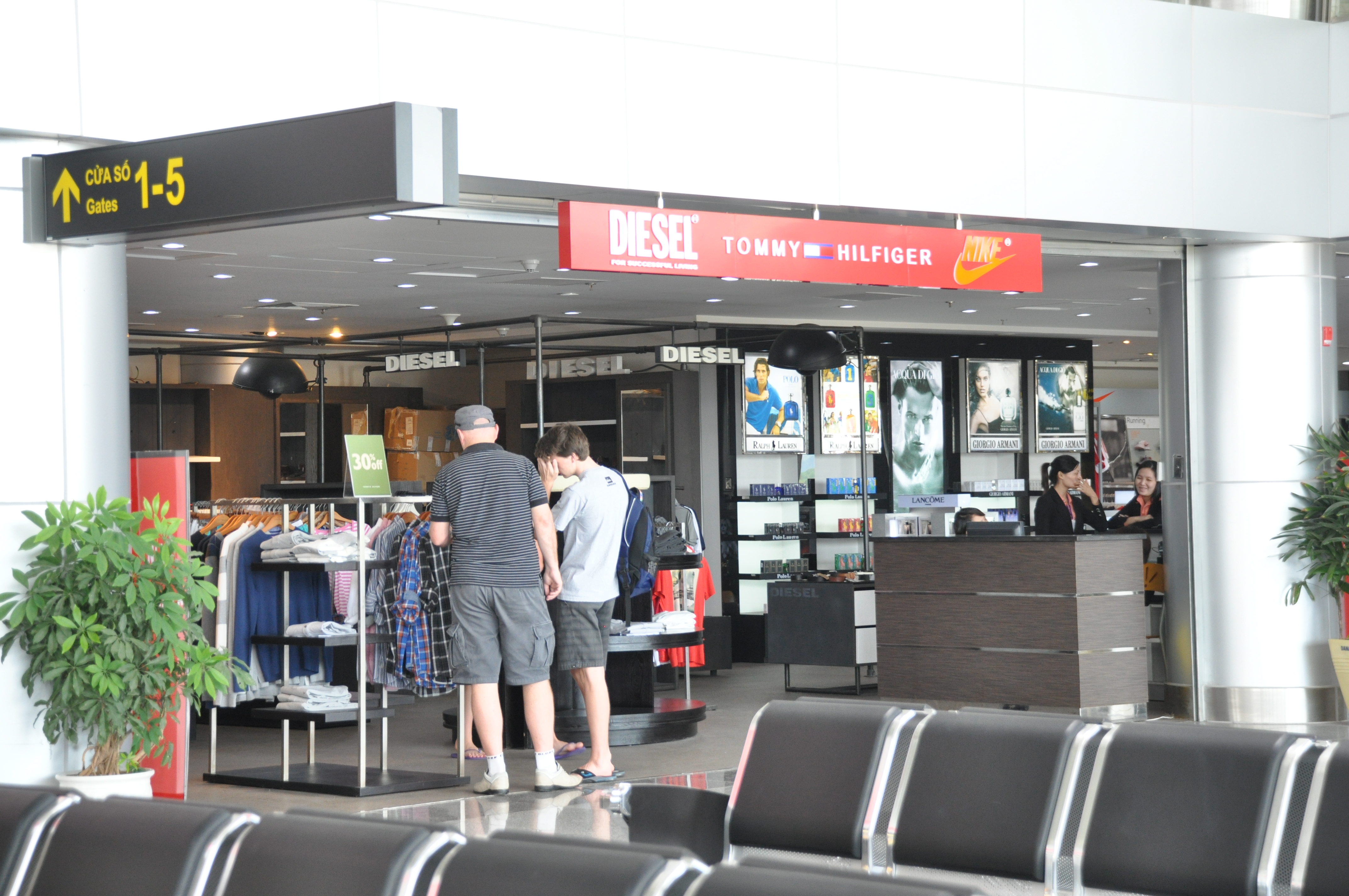 Sân bay quốc tế ở VN hiện chỉ có hoạt động mua sắm và ăn uống - Ảnh: Bích Chiêu