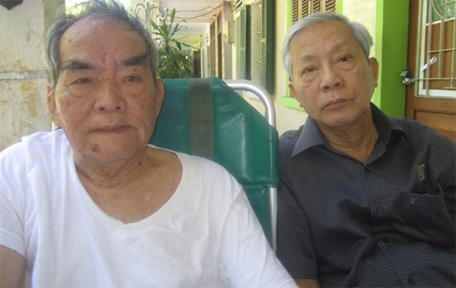 Nhà văn Hoàng Phủ Ngọc Tường (trái) cùng nhà thơ Nguyễn Khoa Điềm trong buổi gặp gỡ bạn bè tại Gác Trịnh sáng 24.8.2015 - Ảnh: Ngô Minh