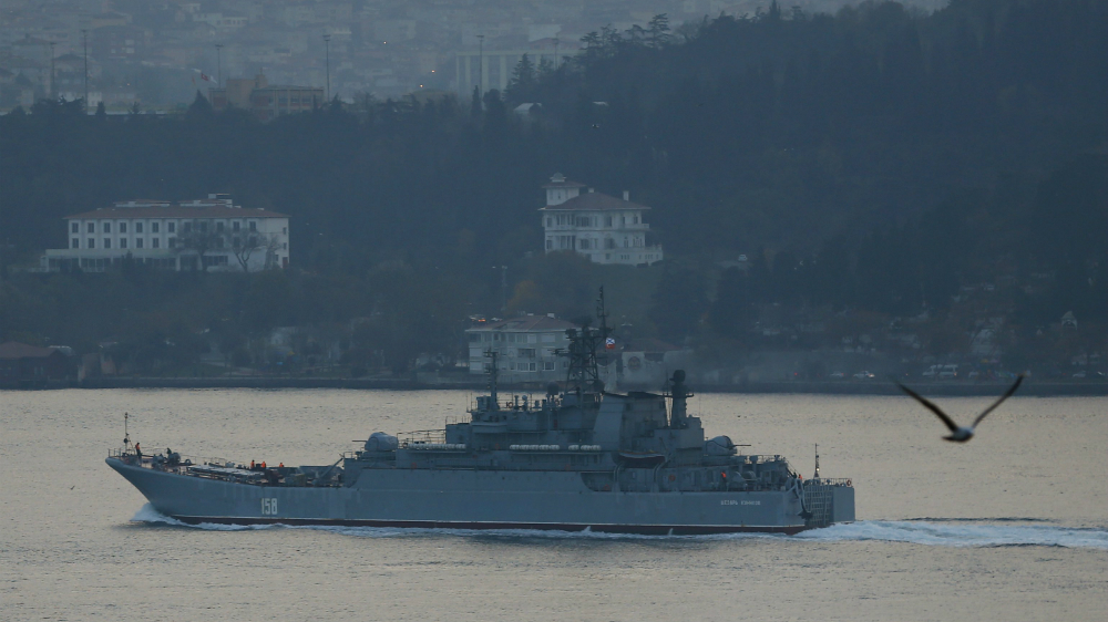 Tàu đổ bộ cỡ lớn Caesar Kunikov của Nga khởi hành từ Istanbul hướng về Biển Đen ngày 25.11 - Ảnh: Reuters