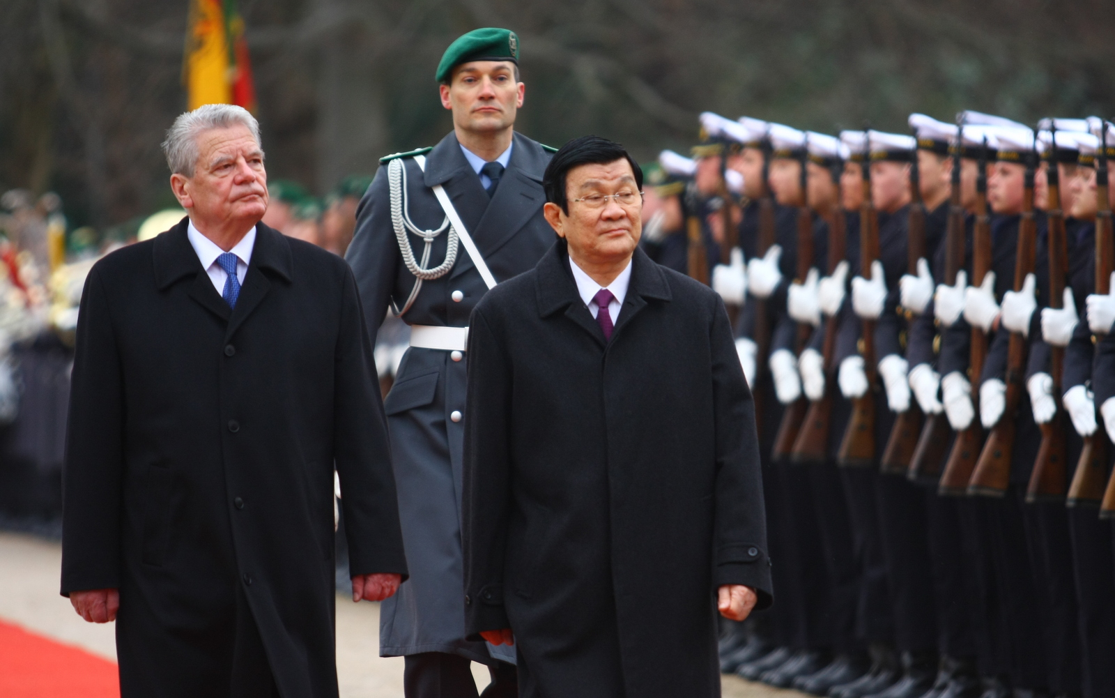 Chủ tịch nước Trương Tấn Sang cùng Tổng thống Joachim Gauck duyệt đội danh dự - Ảnh: Trường Sơn
