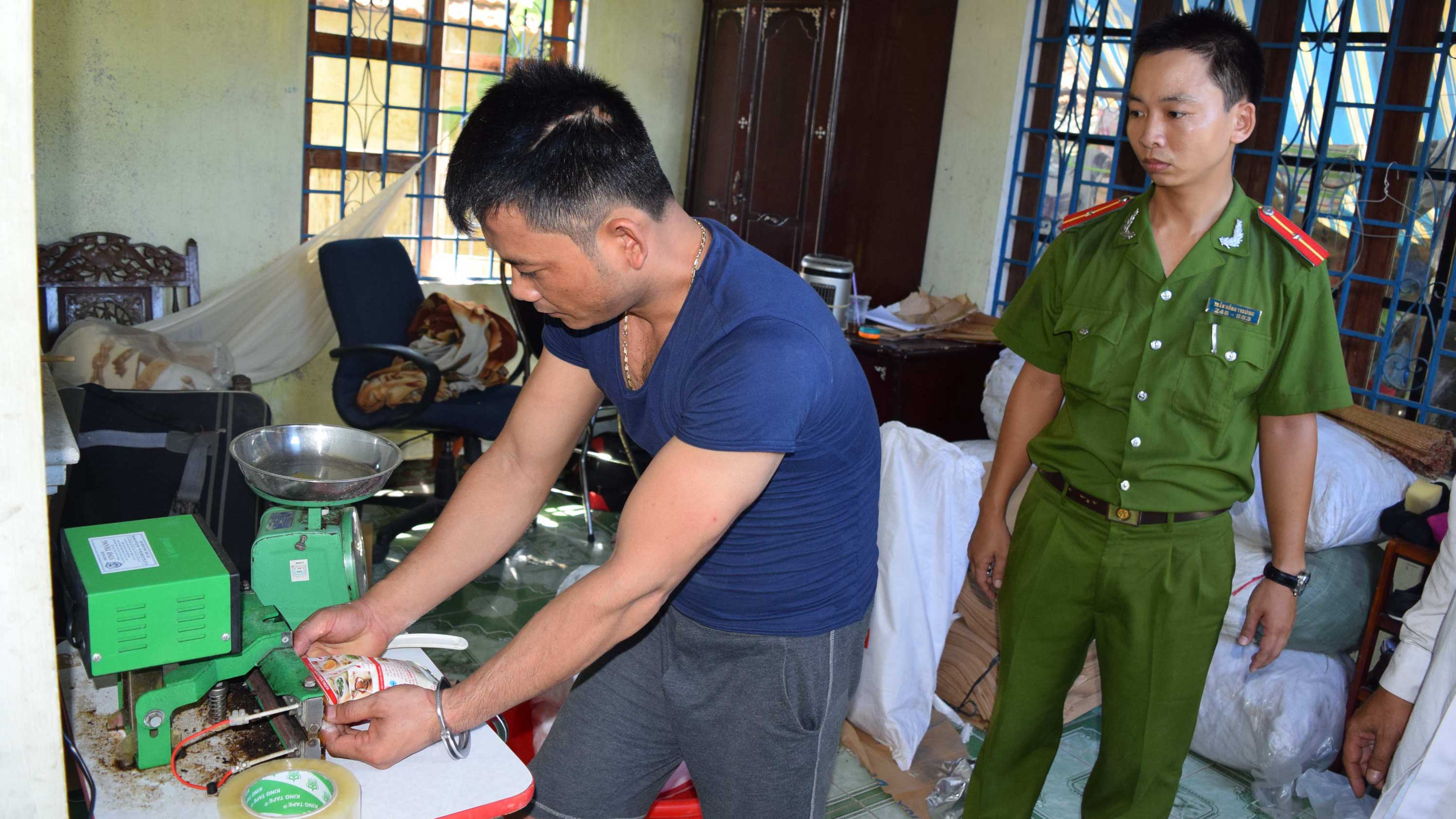 Lực lượng công an kiểm tra và bắt quả tang một cơ sở sản xuất bột ngọt giả tại nhà ở Huế - Ảnh: Ngô Phương