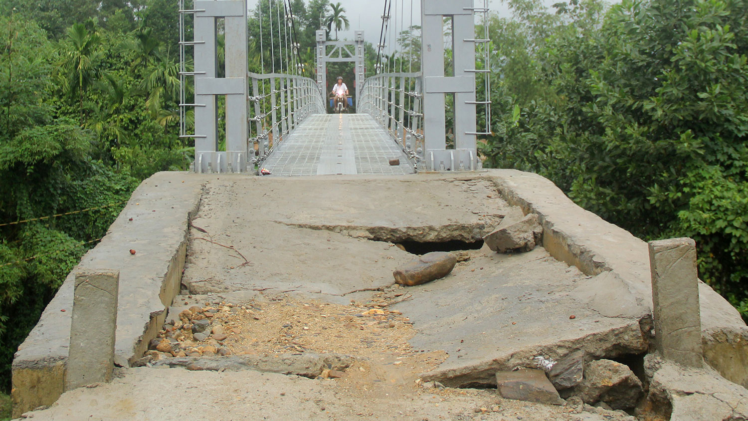 Cầu treo vừa xây đã nứt lún - Ảnh: CTV