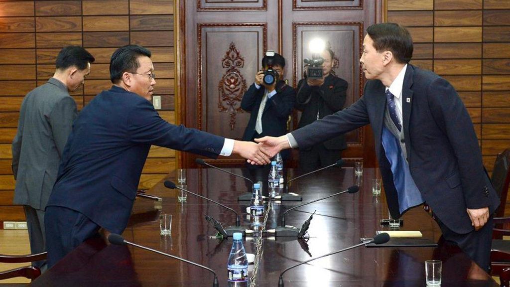 Hai phái đoàn Nam (phải) - Bắc Triều Tiên tại làng đình chiến Bàn Môn Điếm ngày 26.11.2015 - Ảnh: Reuters