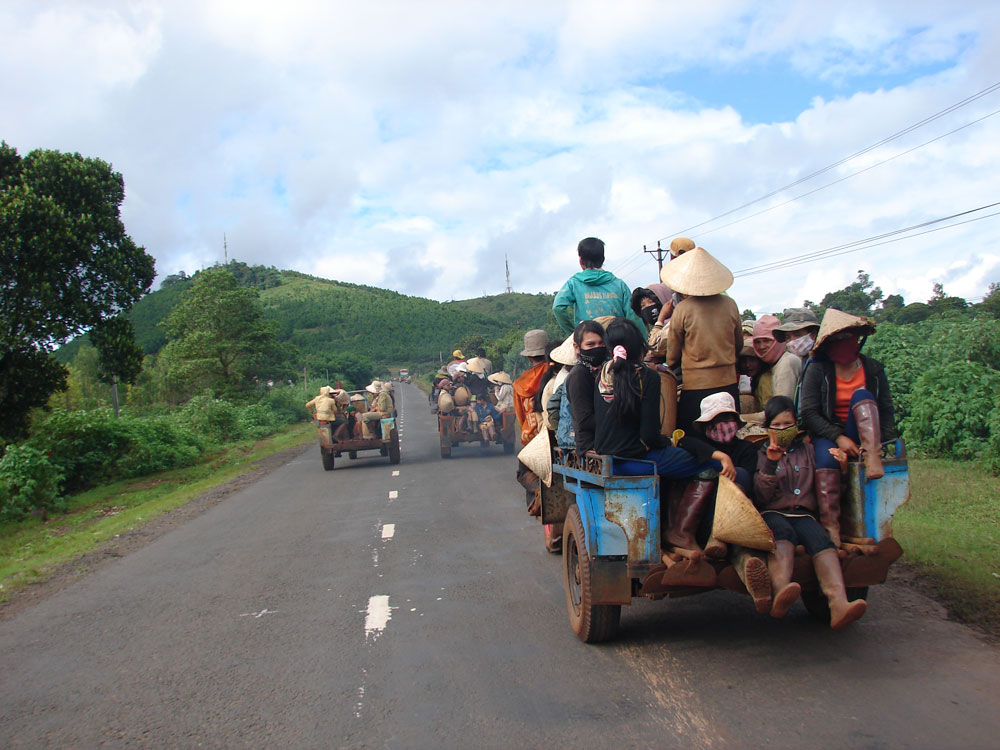 Xe công nông chở người, chở hàng lưu thông trên địa bàn tỉnh Gia Lai - Ảnh: Quốc Anh