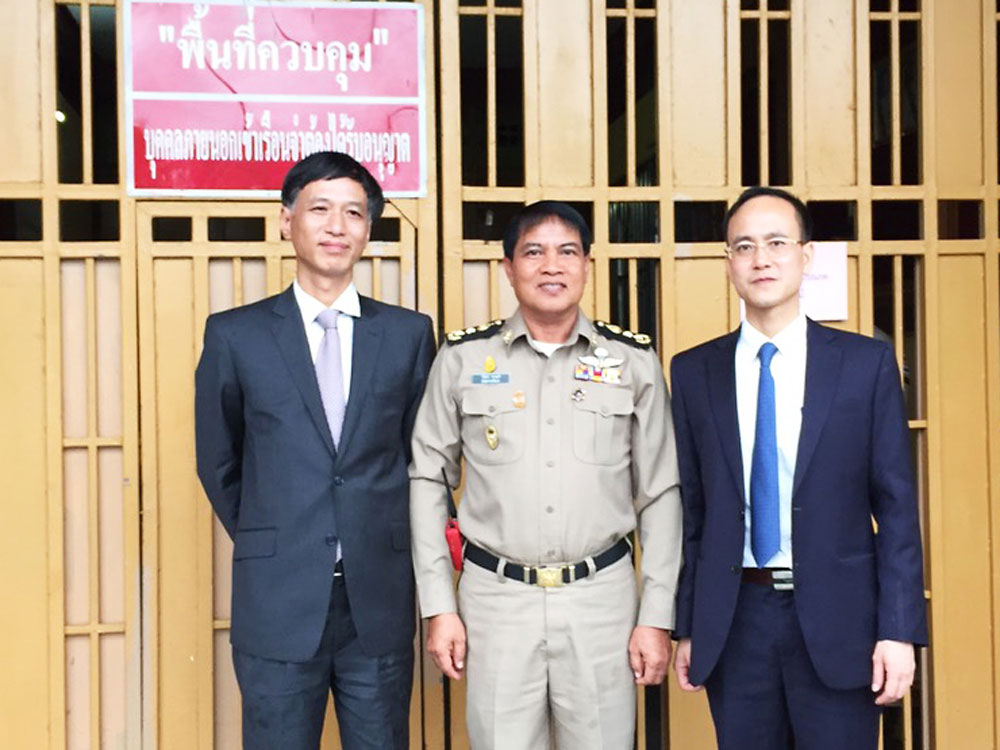 Đại diện Đại sứ quán Việt Nam làm việc với cảnh sát trại giam Pattani (Thái Lan) về vấn đề ngư dân VN, hồi tháng 11.2015 - Ảnh: Đại sứ quán Việt Nam