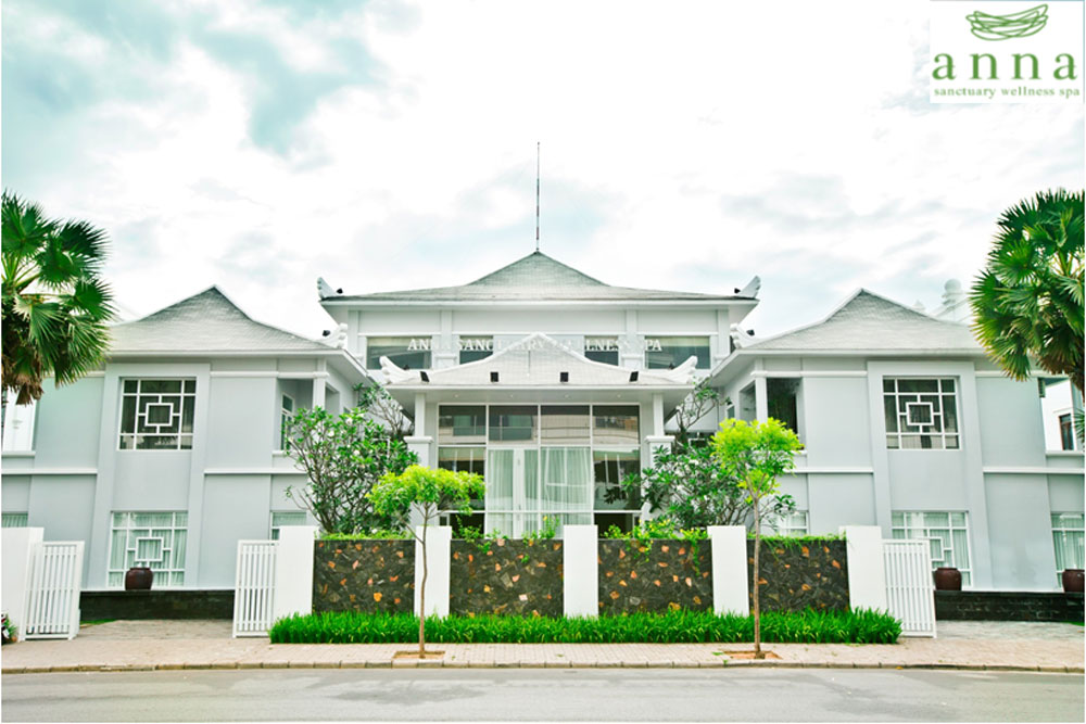 Ngôi biệt thự trắng bề thế và sang trọng trong con phố yên tĩnh này là 1 trong 5 Spa đẹp nhất Sài Gòn
