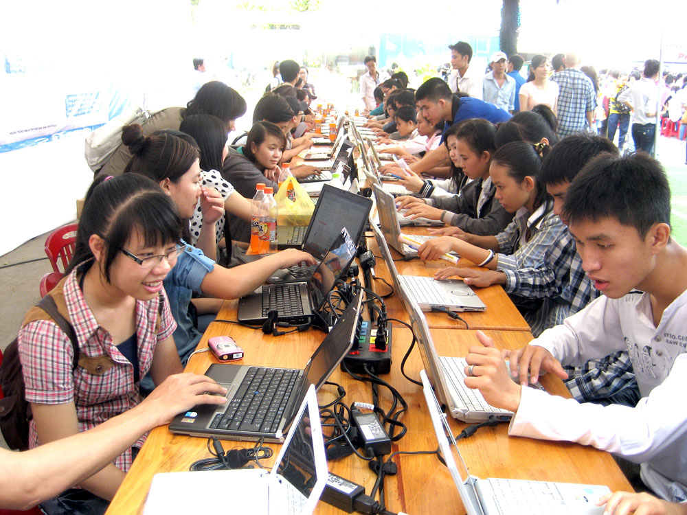 Bạn trẻ tìm việc online tại ngày hội việc làm tổ chức tại Nhà văn hóa Thanh niên TP.HCM - Ảnh: Lê Thanh