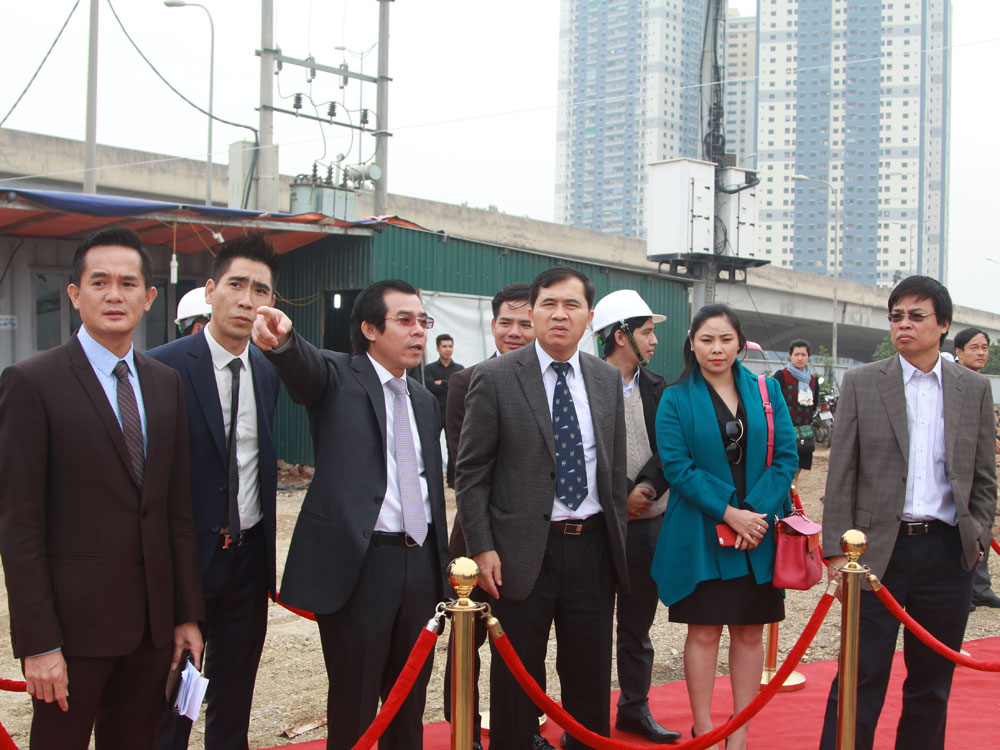 Thứ trưởng Lê Quang Hùng và lãnh đạo Tập đoàn Bitexco, Công ty BCX tham quan thử nghiệm công nghệ gia cố nền đất yếu toàn khối nông tại công trường dự án The Manor Central Park tại Hà Nội