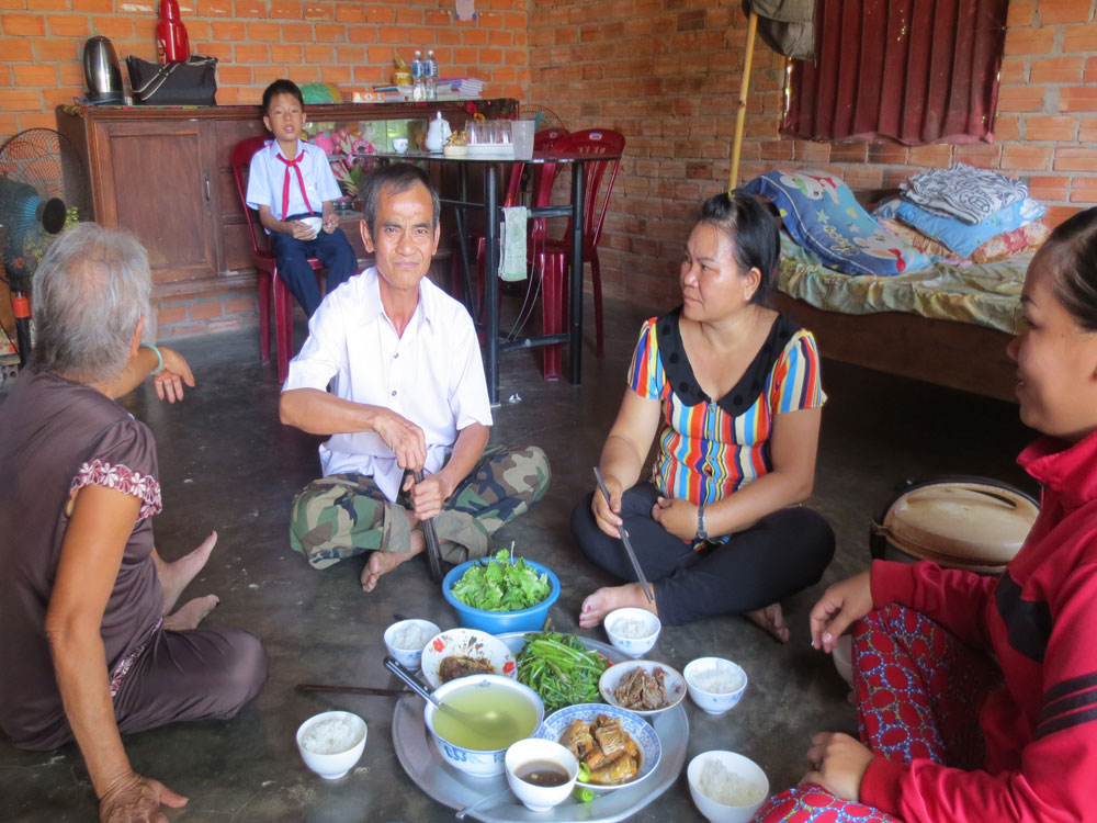 Bữa cơm của gia đình ông Huỳnh Văn Nén sau ngày được trả tự do - Ảnh: Quế Hà