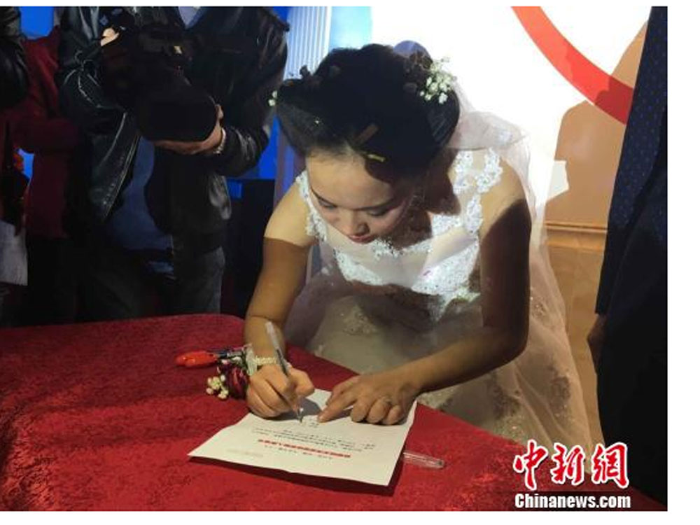 Cô dâu ký cam kết với nhà hàng - Ảnh chụp màn hình website Tân Văn xã
