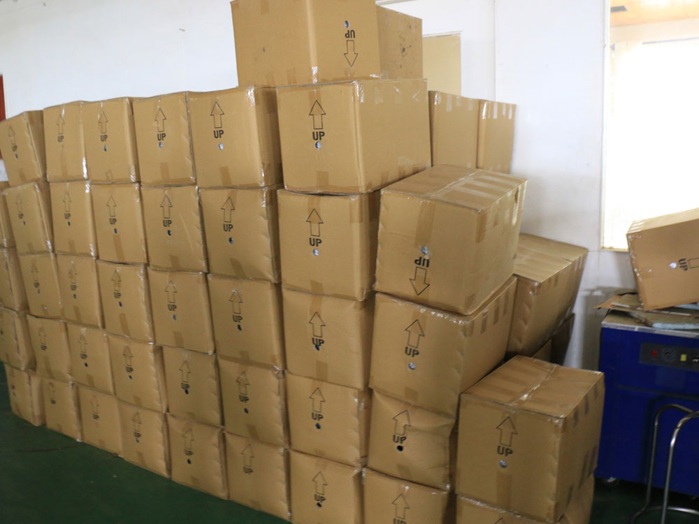 Số thùng trà ô long được cho là của Hà Linh trong kho Công ty HaiYih - Ảnh: Lâm Viên