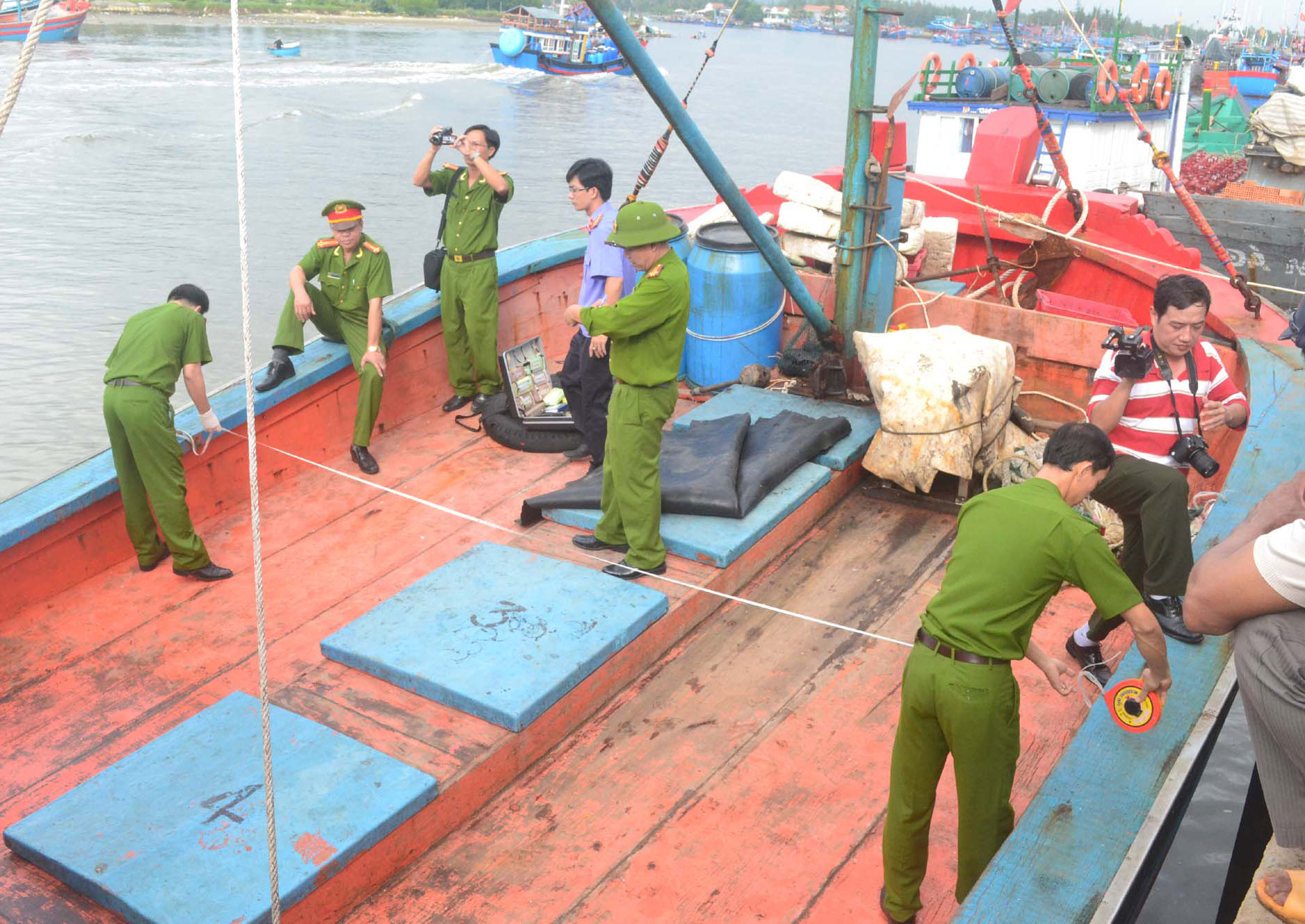 Lực lượng công an khám nghiệm trên tàu cá QNg 95861 TS - Ảnh: Hiển Cừ