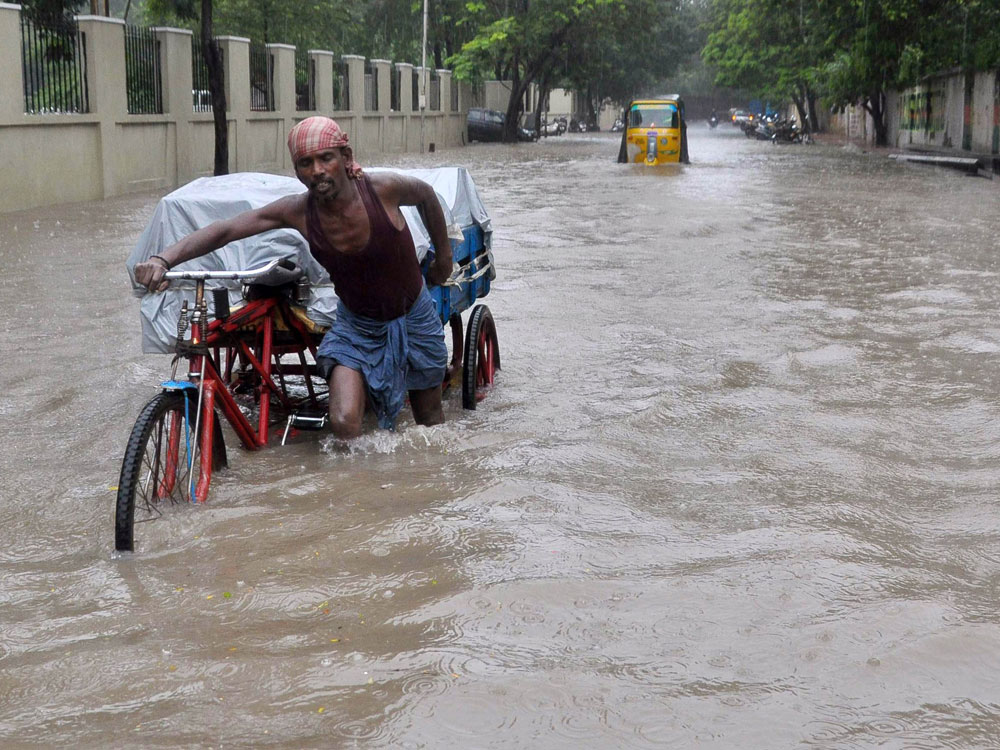 Đường phố biến thành sông ở Chennai - Ảnh: AFP 