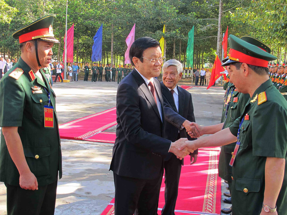 Chủ tịch nước Trương Tấn Sang gặp gỡ cán bộ, chiến sĩ lực lượng vũ trang Quân khu 9 - Ảnh: Việt Hà