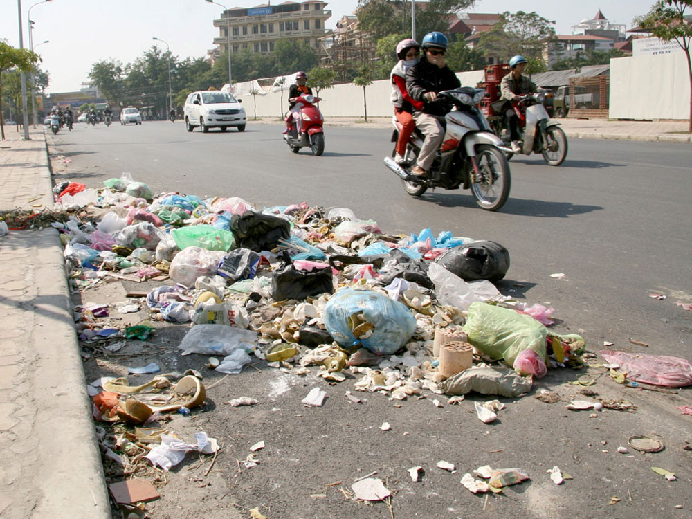Rác vứt bừa bãi ngay tại thủ đô Hà Nội - Ảnh: Ngọc Thắng
