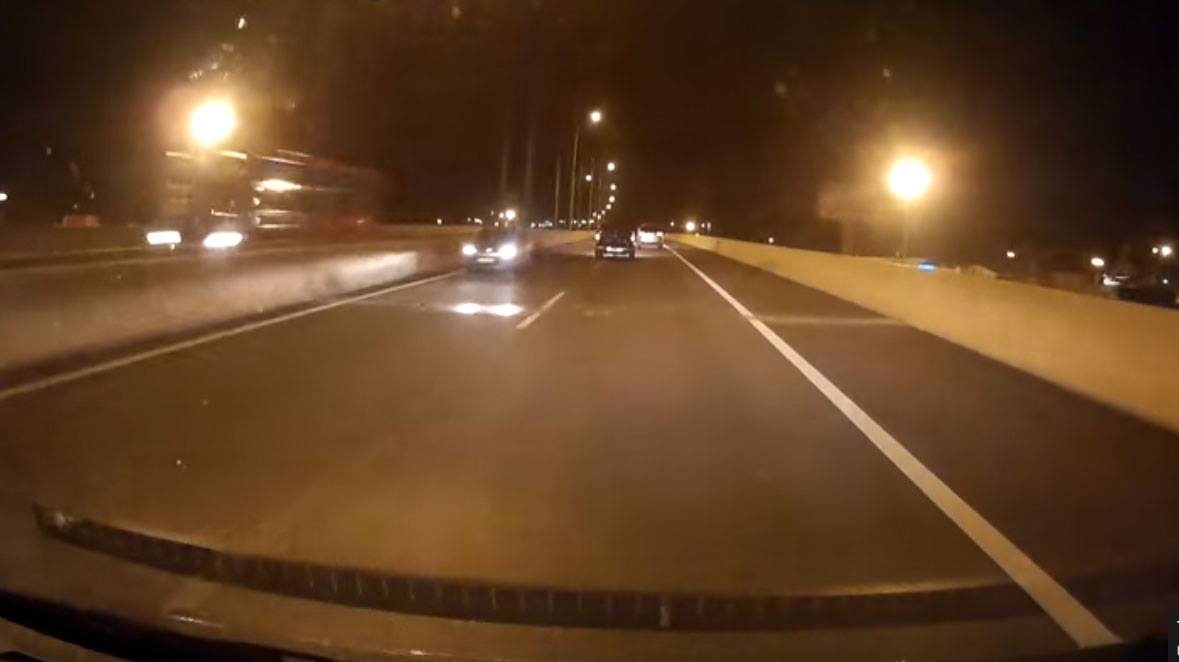 Ảnh chụp chiếc ô tô bất chấp nguy hiểm chạy ngược chiều trên cao tốc - Ảnh chụp từ clip
