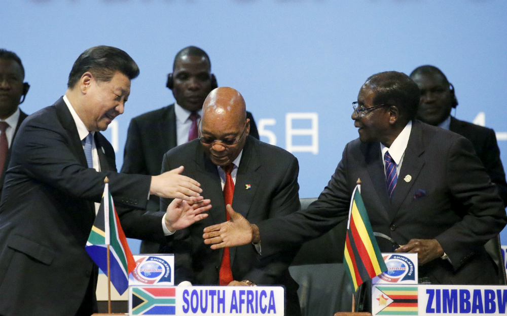 Chủ tịch Trung Quốc Tập Cận Bình (trái) bắt tay Tổng thống Zimbabwe, ông Robert Mugabe (phải) tại Diễn đàn hợp tác châu Phi - Trung Quốc lần 6. Ở giữa là Tổng thống Nam Phi Jacob Zuma - Ảnh: Reuters 