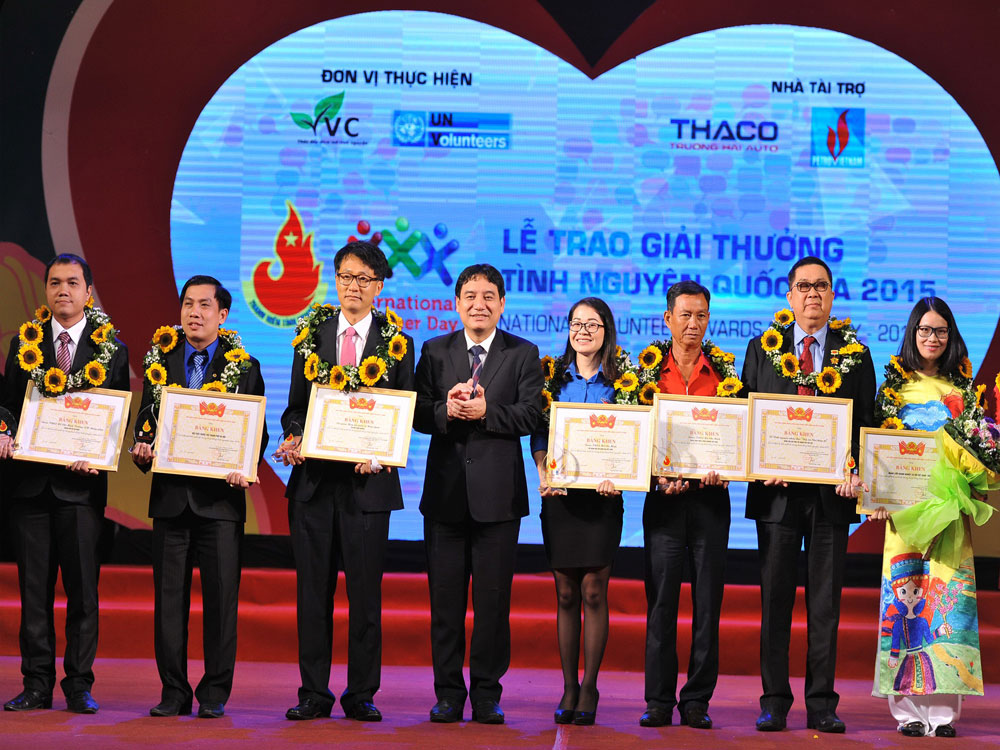 Anh Nguyễn Đắc Vinh trao giải thưởng Tình nguyện quốc gia cho đại diện 12 tập thể xuất sắc - Ảnh: Tùng Mai