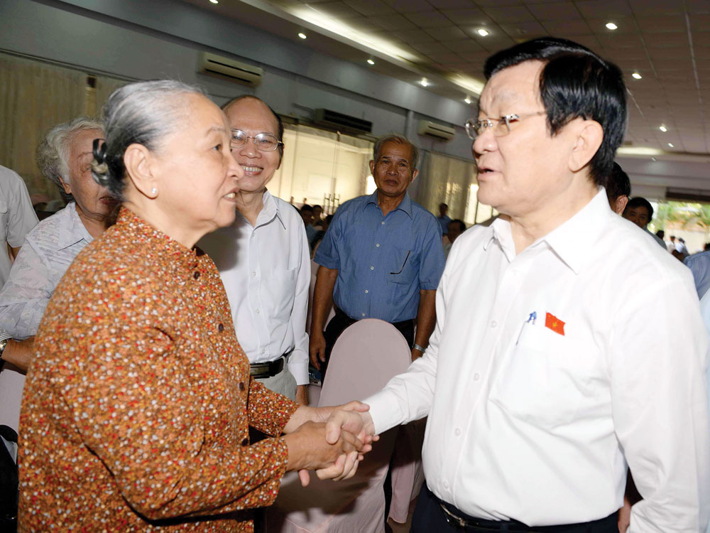 Chủ tịch nước Trương Tấn Sang thăm hỏi cử tri TP.HCM - Ảnh: Diệp Đức Minh