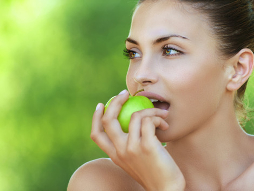 Ăn táo giúp ngừa mảng bám gây hôi miệng - Ảnh: Shutterstock