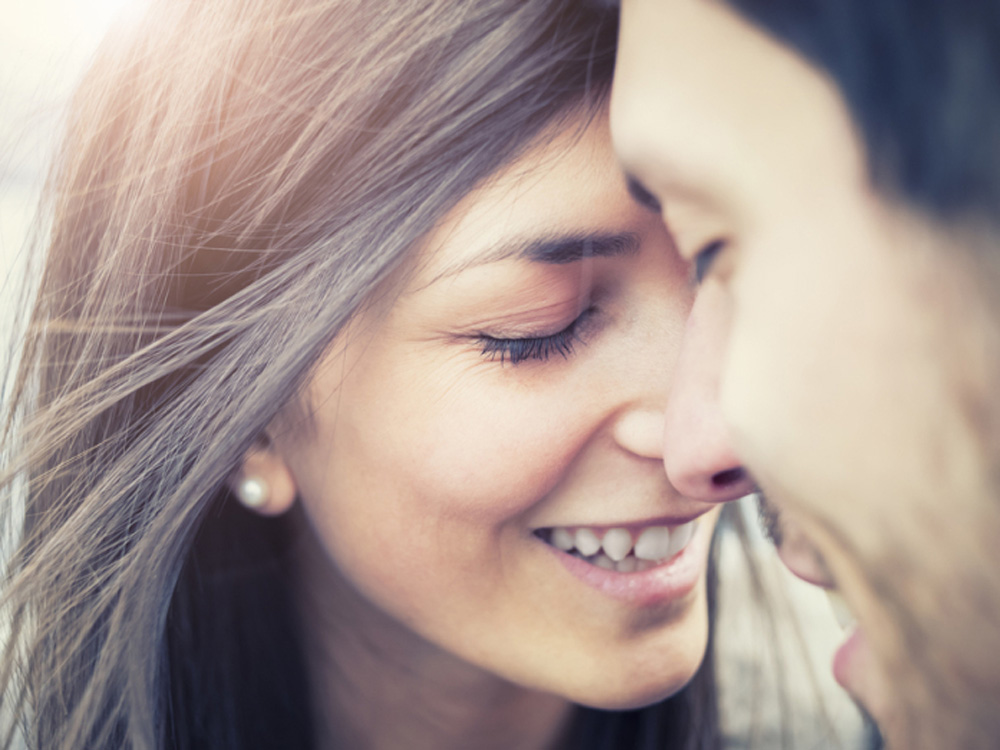 Khi yêu, con người sẽ trải qua một loạt những thay đổi trong cơ thể - Ảnh: Shutterstock