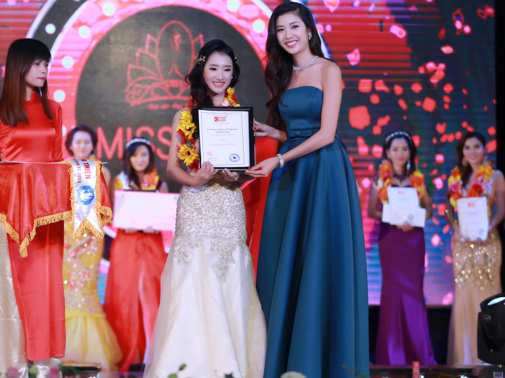 Thúy Vân trao giải Người đẹp thân thiện
