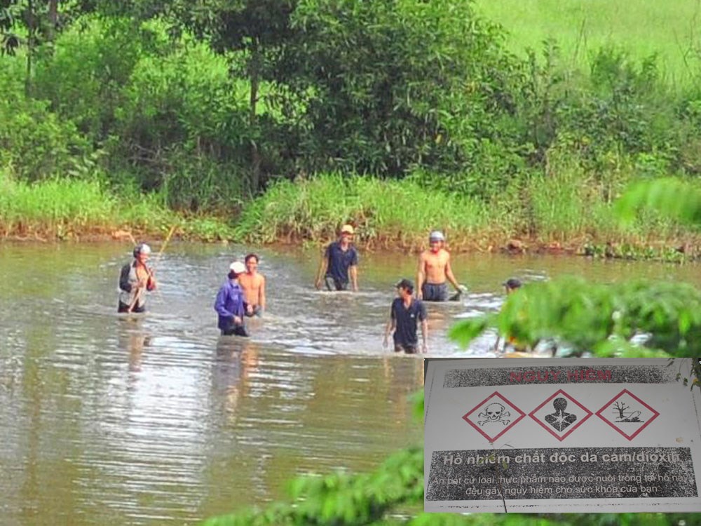 Bắt cá tại hồ có bảng cảnh báo nhiễm dioxin - Ảnh: Tiểu Thiên