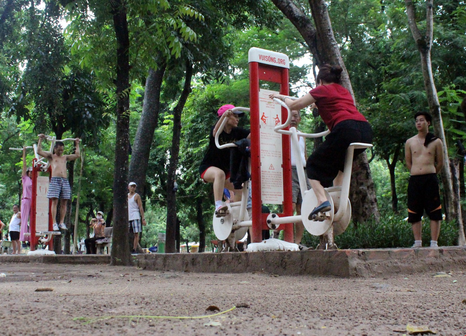 Người dân Hà Nội tập thể dục trong không gian xanh mát tại công viên Thống Nhất - Ảnh: Minh Hoàng
