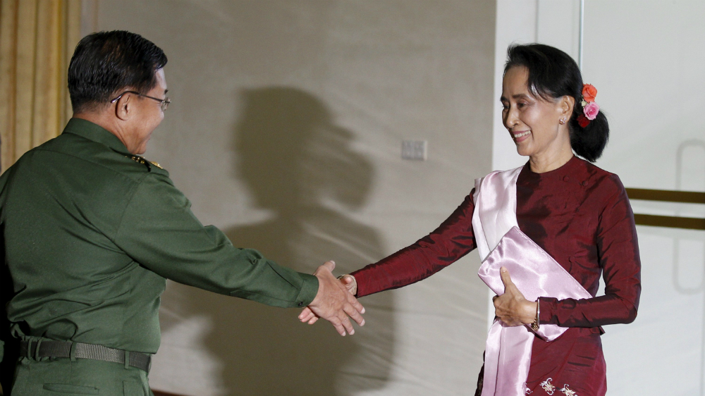 Bà Aung San Suu Kyi trong cuộc gặp với Tổng tư lệnh quân đội Myanmar, ông Min Aung Hlaing hôm 2.12 - Ảnh: Reuters